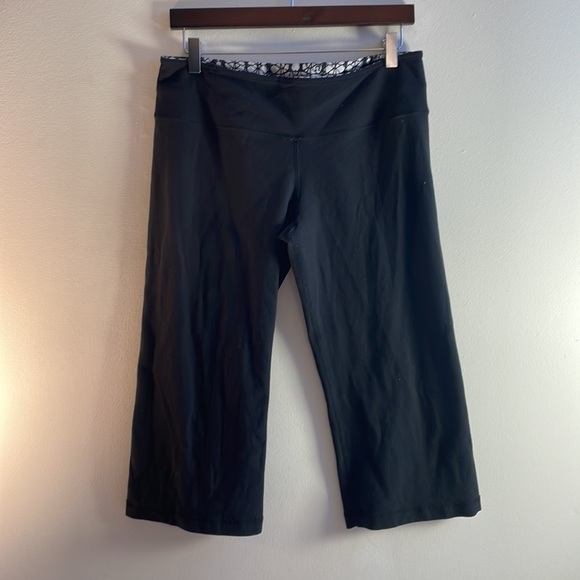 Reversable Black Lululemon Capris Size 10 - Picture 8 of 12